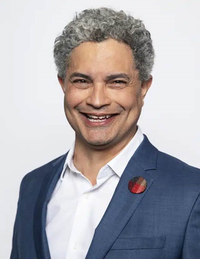 Luis Velez3